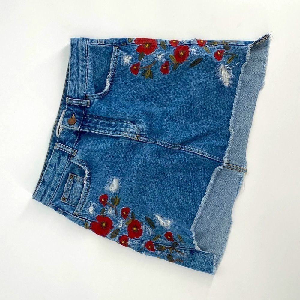 ZARA Red Flower Embroidered Distressed Denim sz XS {U}